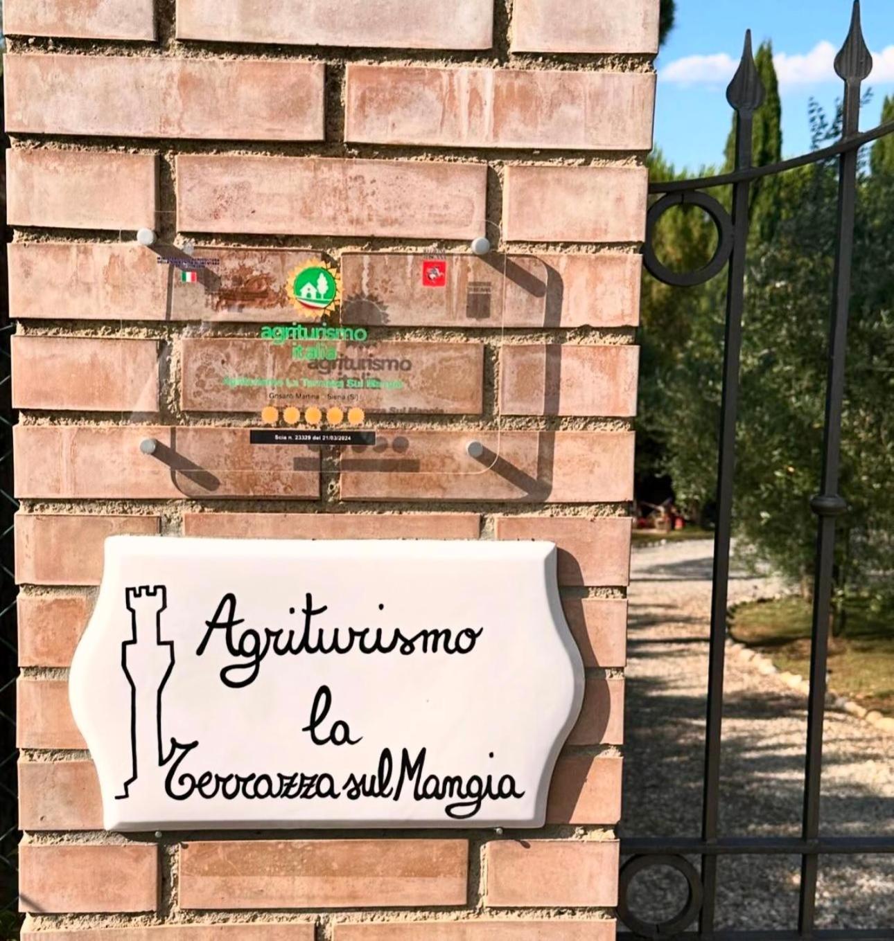 Agriturismo La Terrazza Sul Mangia เซียนา ภายนอก รูปภาพ